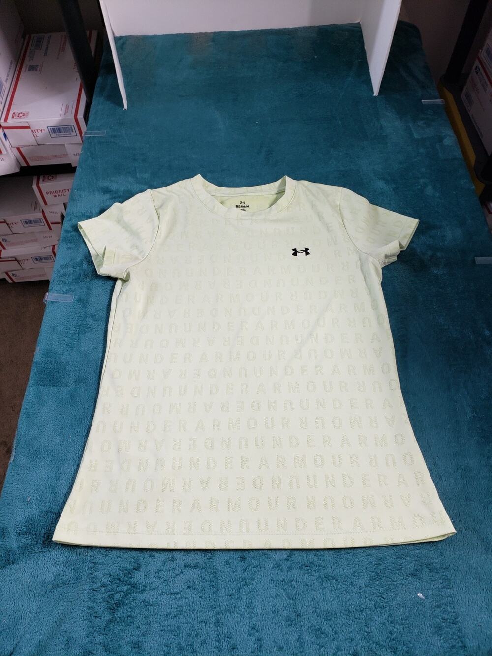 Under Armour Top Size Medium Women Green Performance Short Sleeves Logo Loose